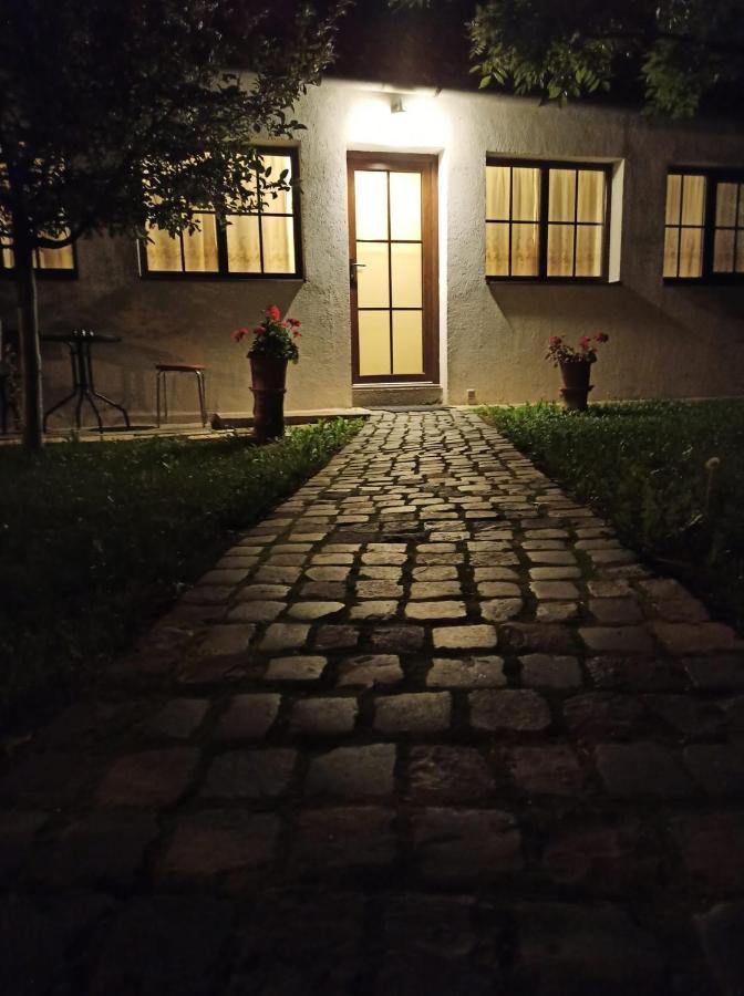 Courtyard Studio Oradea Bagian luar foto