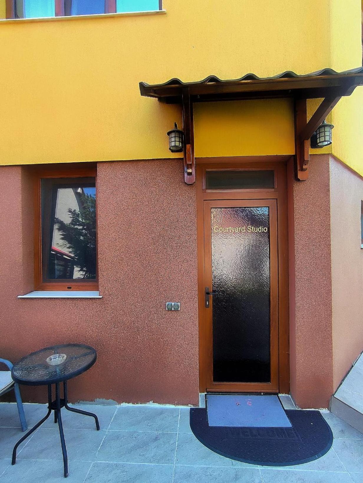 Courtyard Studio Oradea Bagian luar foto
