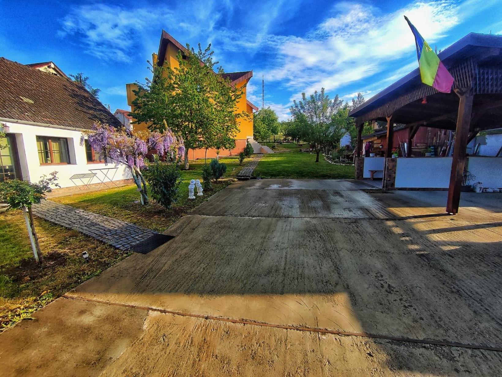 Courtyard Studio Oradea Bagian luar foto