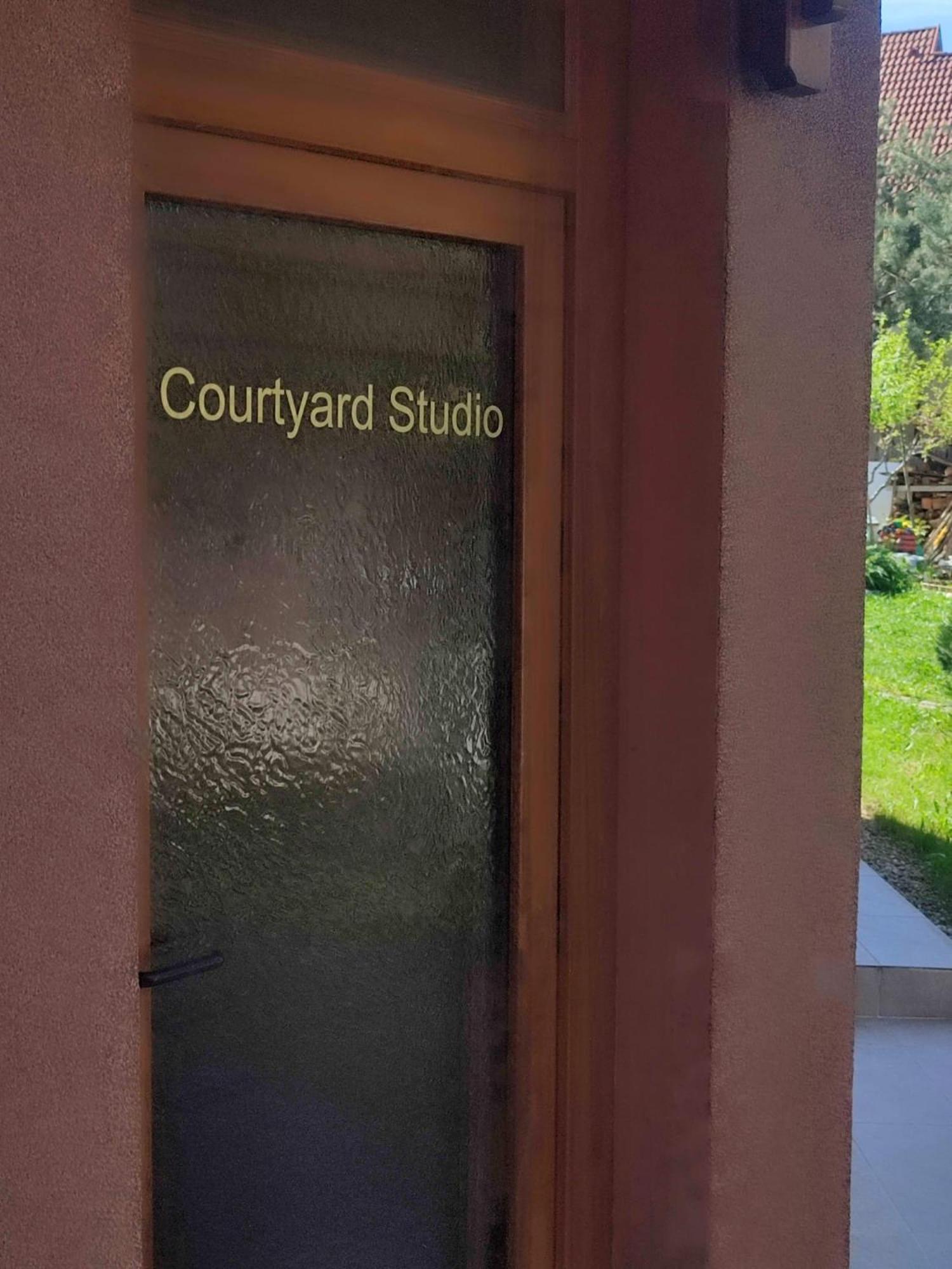 Courtyard Studio Oradea Bagian luar foto
