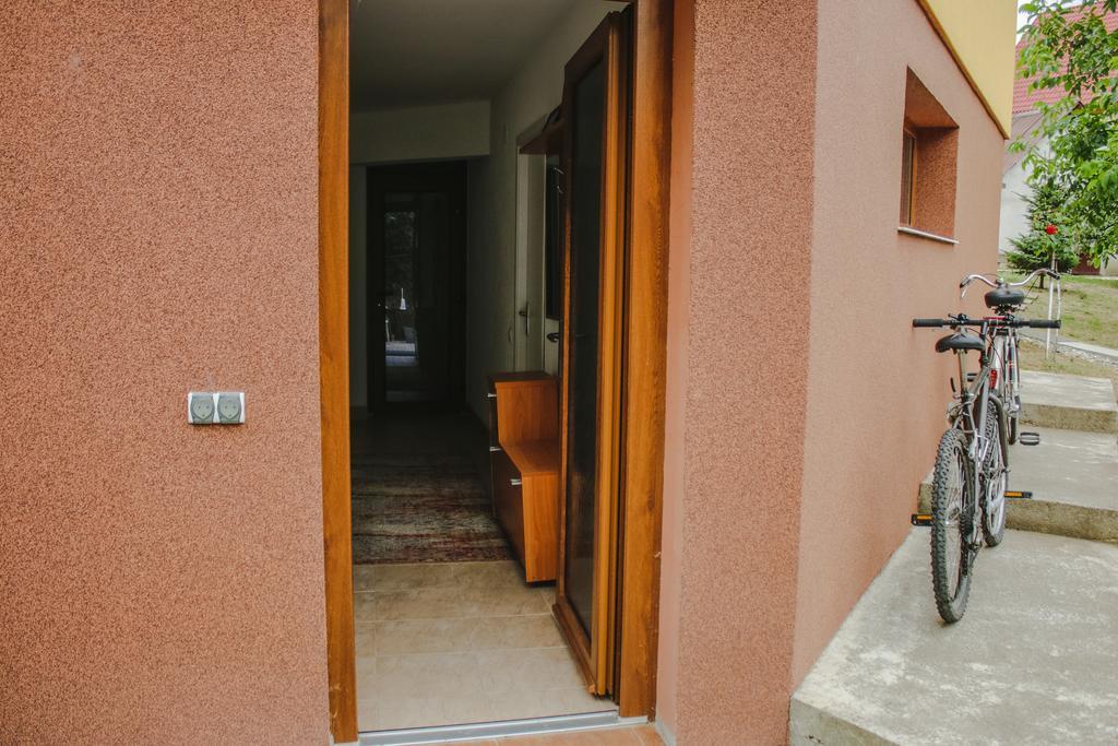 Courtyard Studio Oradea Bagian luar foto